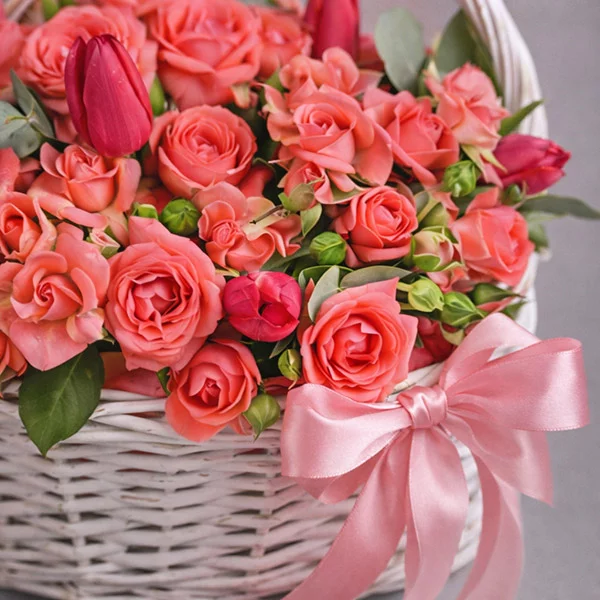 Заветная мечта - корзина с кустовыми розами и тюльпанами